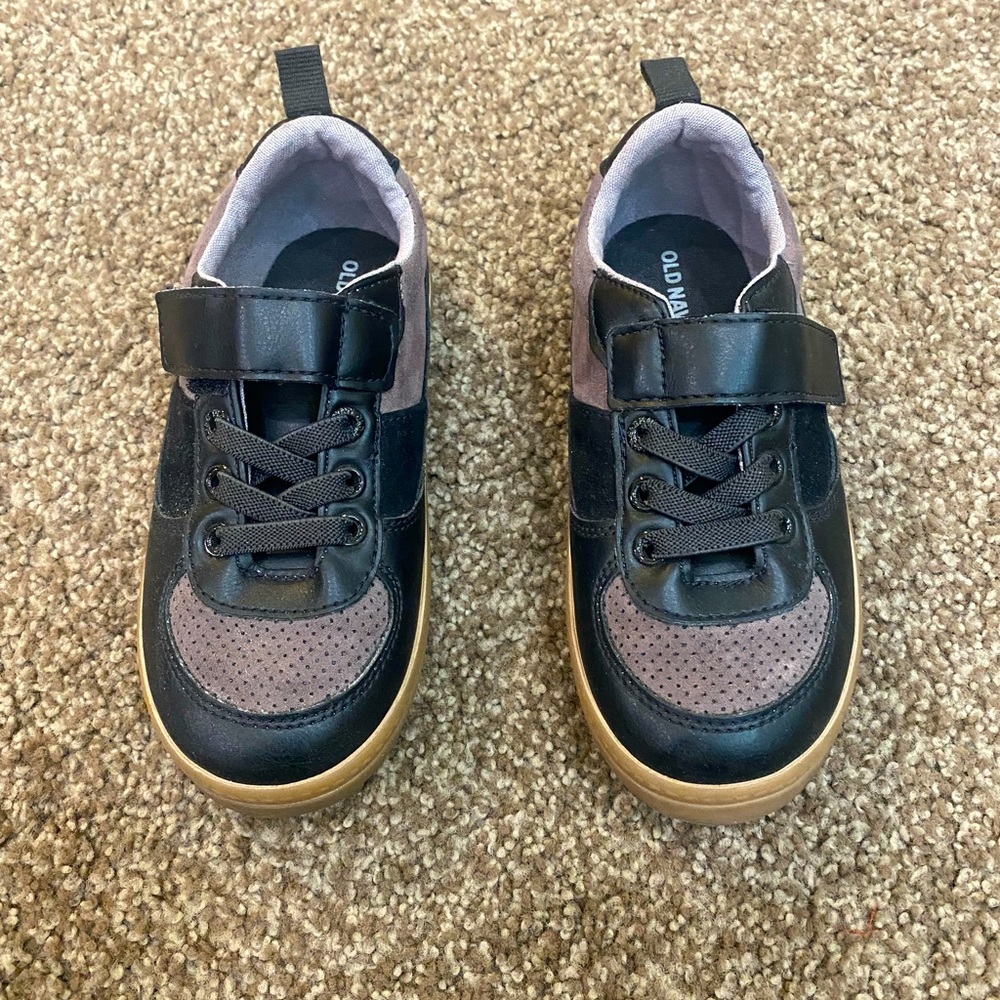 Old navy toddler boys shoes size 11. Used in good condition